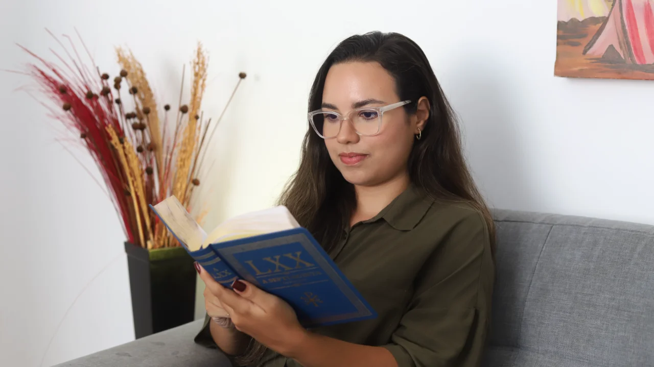 mulher lendo a Septuginta da BVBooks