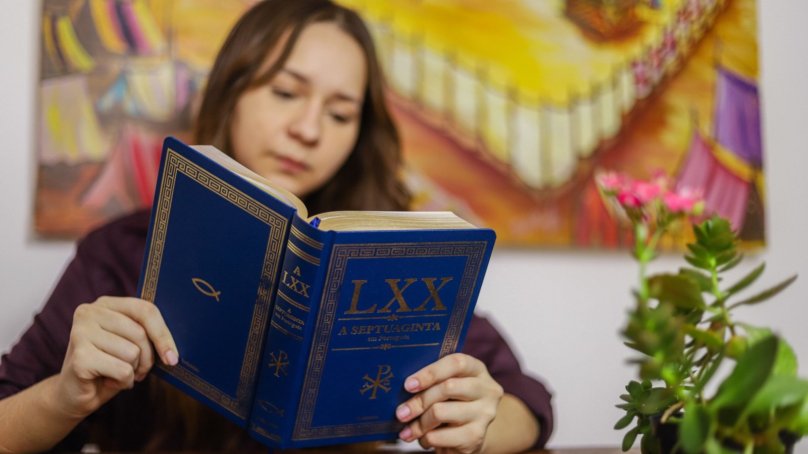 mulher lendo a Septuginta da BVBooks